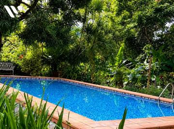 Casa · 430m² · 5 Recámaras · 4 Estacionamientos · Casa en Venta con Piscina en Las Cumbres