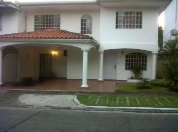 Casa · 263m² · 3 Recámaras · 2 Estacionamientos · Se Vende Casa en Urbanización La Loma