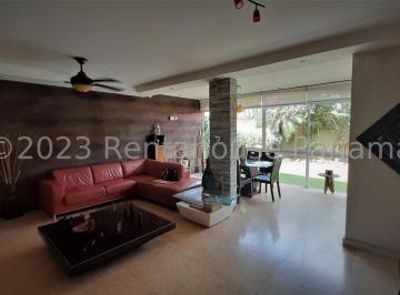 Casa de 3 habitaciones, Panamá · Casa Provenza Plus en Versalles I | Piso de Mármol | Línea Blanca y Aires Incluidos | 243 m²