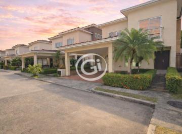 Casa de 4 habitaciones, Panamá · Venta Casa Unifamiliar Dorado Village Altos de Panamá. Remate Bancario