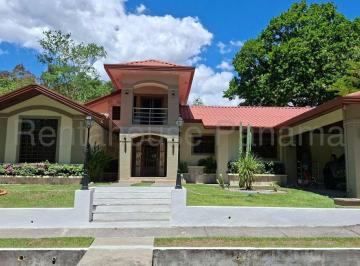 Casa de 4 habitaciones, David · Live in a Spacious Natural Setting Very Close To David
