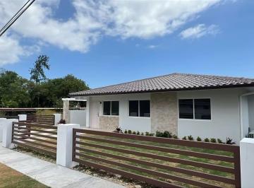 Casa · 136m² · 3 Recámaras · 2 Estacionamientos · Casa en Venta en Punta Barco | 605 m² con Piscina Nueva a Estrenar