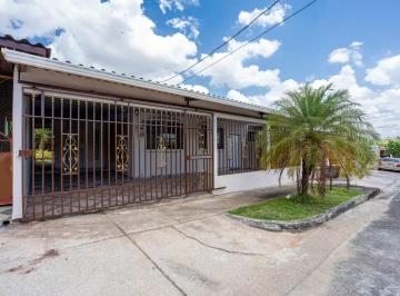 Casa · 130m² · 3 Recámaras · 2 Estacionamientos · Alquiler de Hermosa Casa de 225 m² en El Crisol A. Q.