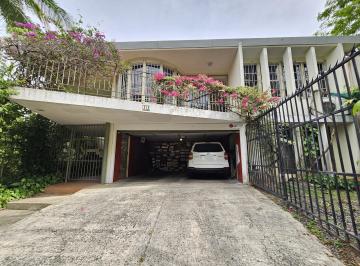 Casa · 485m² · 5 Recámaras · 4 Estacionamientos · Venta de Casa con Terreno - en El Carmen por Debajo del Avaluo
