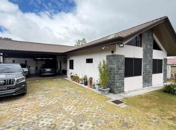 Casa de 4 habitaciones, Volcan · Moderna Casa Estilo Cabaña de 4 Habitaciones en Venta/alquiler – Ubicación Céntrica en Volcán