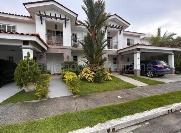 Casa de 4 habitaciones, Panamá · Venta de Casa en Versalles