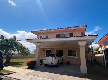 Casa · 537m² · 3 Recámaras · 2 Estacionamientos · Alquiler de Casa en Brisas del Golf.
