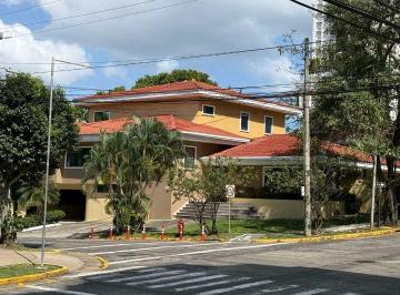 Casa · 690m² · 5 Recámaras · 4 Estacionamientos · Alquiler de Casa Comercial en El Carmen