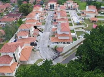Casa de 3 habitaciones, Panamá · Alquilo Amplia Casa en Clayton con Garita de Seguridad