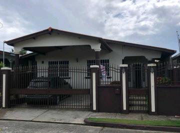 Casa · 310m² · 4 Recámaras · 2 Estacionamientos · Venta de Casa de Brisas del Golf con Excelente Ubicacion