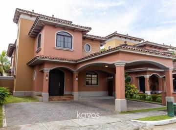Casa · 345m² · 4 Recámaras · 3 Estacionamientos · Casa en Venta en Costa Sur - El Doral