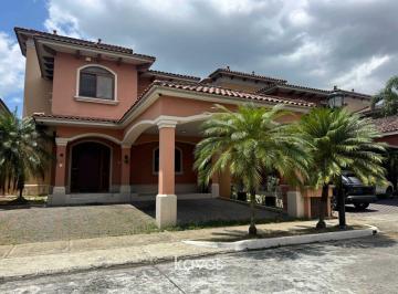 Casa · 323m² · 4 Recámaras · 2 Estacionamientos · Casa en Venta en Costa Sur - El Doral