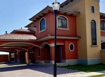 Casa · 351m² · 4 Recámaras · 2 Estacionamientos · Casa en Venta en Costa Sur - El Doral
