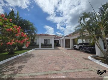 Casa de 5 habitaciones, Chame · Casa en Palmeras del Golf 495,000 Neg. 5rec 4.5b 6 Estac a Pocos Minutos de Playa en Coronado y Club