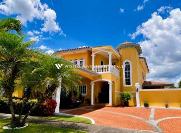 Casa · 550m² · 4 Recámaras · 4 Estacionamientos · Hermosa Casa en Venta en Ancón | Urbanización Privada