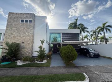 Casa · 300m² · 4 Recámaras · 3 Estacionamientos · Venta de Casa en Costa Esmeralda, Costa Sur