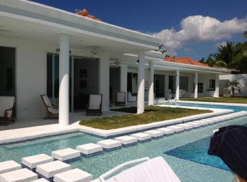 Casa · 628m² · 4 Recámaras · 2 Estacionamientos · Casa en Venta en Costa Esmeralda