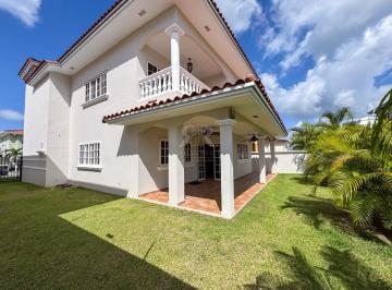 Casa · 370m² · 4 Recámaras · 4 Estacionamientos · Casa en Rainforest Villas Residencial Las Huacas