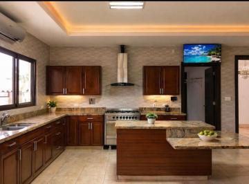 Casa · 840m² · 4 Recámaras · 3 Estacionamientos · Costa del Este, Casa de 4r 840 m² con Piscina a Solo $2.1 m