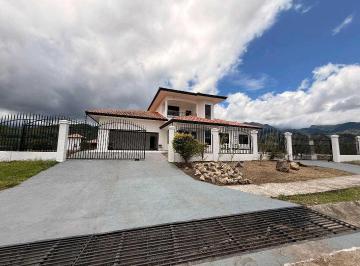 Casa · 1705m² · 4 Recámaras · 3 Estacionamientos · Alquiler de Casa en Volcan Nueva a Extrenar