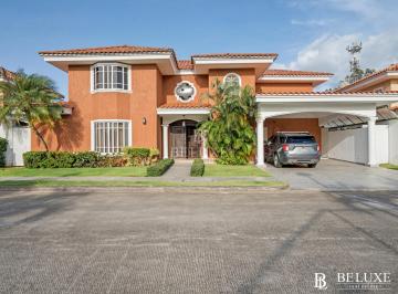 Casa · 529m² · 3 Recámaras · 4 Estacionamientos · Alquiler de Casa de Lujo con Linea Blanca en PH Palmeras del Este (1)