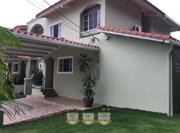 Casa · 265m² · 3 Recámaras · 2 Estacionamientos · Casa en Venta en Villa Lucre con Amplio Patio (C. P)