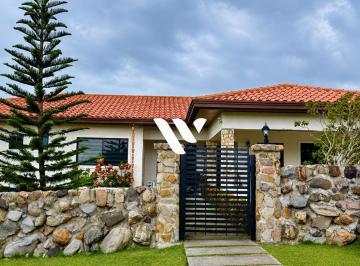Casa · 400m² · 3 Recámaras · 4 Estacionamientos · Se Vende Casa en Hacienda Los Molinos - Alto Boquete