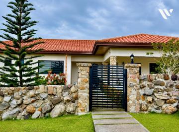 Casa · 400m² · 3 Recámaras · 4 Estacionamientos · Se Vende Casa en Hacienda Los Molinos - Alto Boquete