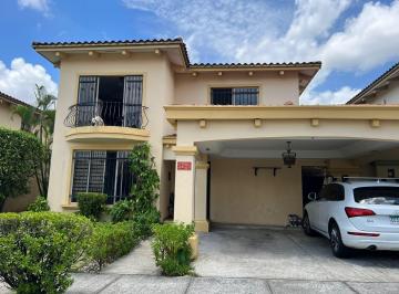 Casa · 374m² · 3 Recámaras · 2 Estacionamientos · Venta de Casa Unifamiliar en Paseo Dorado