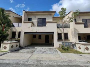 Casa · 288m² · 3 Recámaras · 2 Estacionamientos · Venta de Casa en PH Embassy Club - Ancón (Of)