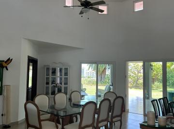 Casa · 310m² · 4 Recámaras · 2 Estacionamientos · Venta de Casa en Vistamar, San Carlos | Cerca a La Playa