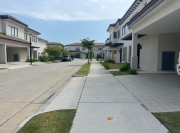Casa · 320m² · 3 Recámaras · 2 Estacionamientos · Santa Maria, Casa de Lujo 3 Rec a Solo $925