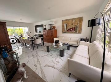 Casa · 460m² · 5 Recámaras · 4 Estacionamientos · Casa Amplia, Elegante y con Piscina Privada en Costa del Este