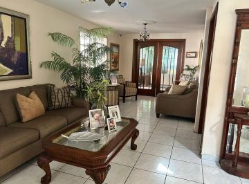 Casa · 380m² · 5 Recámaras · 4 Estacionamientos · Venta de Casa en Condado del Rey, Panama.