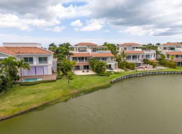Casa de 4 habitaciones, Antón · Townhouse de Lujo de 3 Niveles con Rooftop Privado en Buenaventura