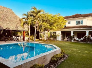Casa · 427m² · 4 Recámaras · 3 Estacionamientos · PH Quarry Heigths. Bijao. Rio Hato