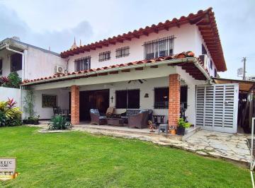 Casa · 223m² · 4 Recámaras · 3 Estacionamientos · En Venta Casa en El Cangrejo - F. A.