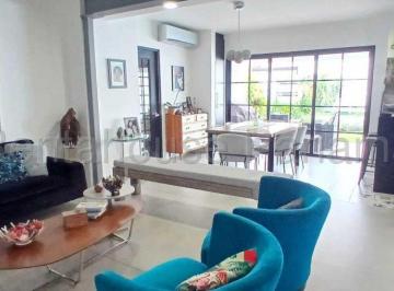 Casa de 3 habitaciones, Panamá · Amplia Casa en Venta en Versalles