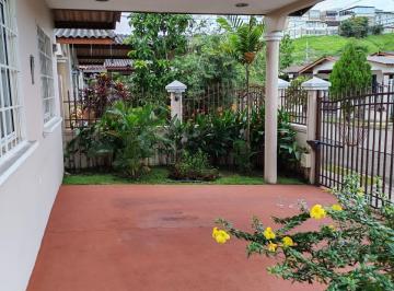 Casa · 300m² · 3 Recámaras · 2 Estacionamientos · Vendo Casa Brisas del Golf