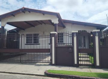 Casa · 174m² · 3 Recámaras · 2 Estacionamientos · Venta de Casa de 324 m² en Terrazas de Brisas del Golf Aq