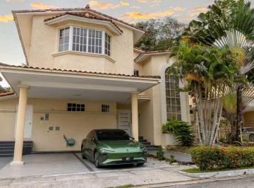 Casa · 400m² · 4 Recámaras · 2 Estacionamientos · Venta de Casa con Piscina Privada 400 m² en Albrook Gardens