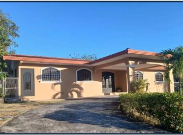 Casa · 300m² · 4 Recámaras · 3 Estacionamientos · Alquiler Casa en Penonomé 4 Recamaras 1300 M2