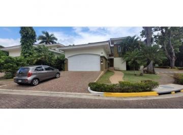 Casa · 295m² · 3 Recámaras · 4 Estacionamientos · Villa Unifamiliar en Tucan Country Club - Amoblada