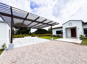 Casa de 3 habitaciones, Antón · Venta de Casa en Buenaventura, Riverside, 1,289 m² de Terreno y 390 m² de Construcción