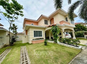 Casa · 401m² · 4 Recámaras · 3 Estacionamientos · Casa en Venta en Costa Sur - Villa Valencia