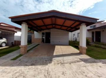 Casa · 225m² · 3 Recámaras · 2 Estacionamientos · Alquilo Casa. en Arraijan Juan Demostenes Residencia Vista Verde 3r