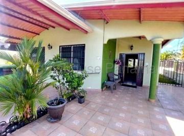 Casa de 3 habitaciones, San Miguelito · Vendo Casa de Esquina en Brisas del Golf. 326 m². Mrm