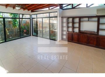 Casa · 348m² · 3 Recámaras · 2 Estacionamientos · Se Vende Casa Duplex en Altos del Golf