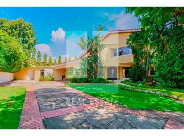 Casa · 751m² · 4 Recámaras · 5 Estacionamientos · Se Vende Casa en Altos del Golf, Heritage