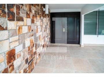 Casa · 335m² · 4 Recámaras · 4 Estacionamientos · Se Vende Casa en Loma Alegre. Altos del Golf